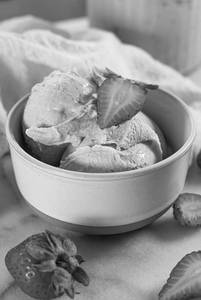 Strawberry Ice Cream (2 Scoops)
