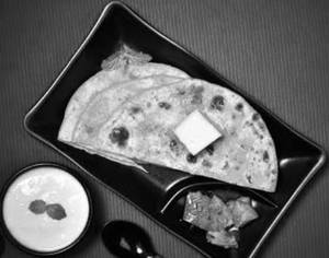 Aloo paratha with curd and pickle [2 pieces]