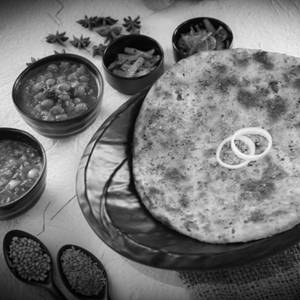 Aloo Pyaz Amritsari Kulcha