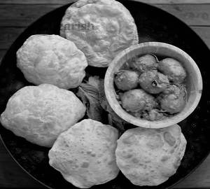 4 Pieces Luchi With Kashmiri Aloo Dum [3 Pieces]