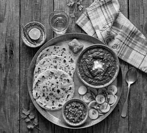 Sarso Ka Saag 4 Makke Ki Roti (For 2)