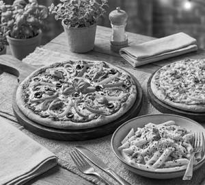 7" Tandoori Panner Pizza+ Veg Petty Burger+ Coke