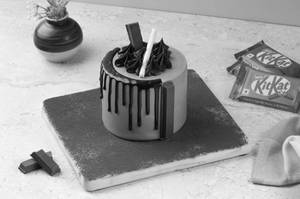 KitKat Cake