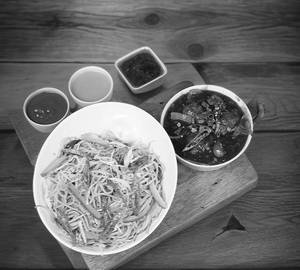Veg Noodles With Chilli Gravy