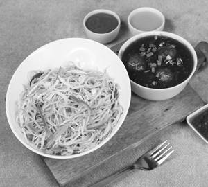 Veg Noodles With Manchurian Gravy