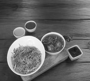 Veg Schezwan Noodles With Schezwan Gravy