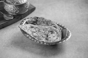 Mirchi Lasooni Kulcha ( 1 Pcs )