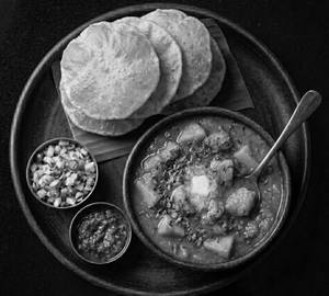 Aloo sabzi with poori (4 pcs)