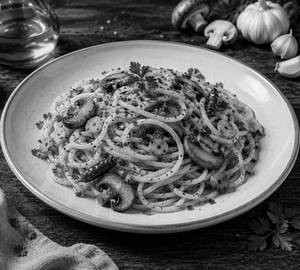 Creamy buttery garlic spaghetti