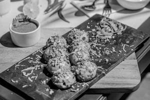 Mushroom Burnt Garlic Tikka (8 Pieces)