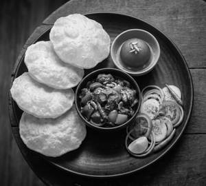 Luchi With Chili Chicken ( Half )