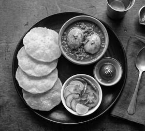 Bhature With Egg Curry (Half)