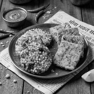 Sabudana 2pcs + Kothmir Vadi 4pcs ( No Garlic -no Onion)