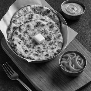 Paneer Stuffed Kulche (1pc)