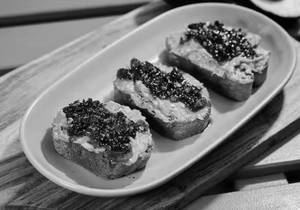 Achari Avocado Toast (02 Pcs)
