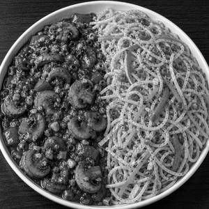 VEG HAKKA NOODLES WITH GARLIC MUSHROOM GRAVY