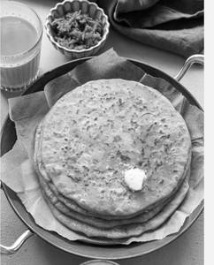 Aloo paratha [1 piece] with curd and pickle