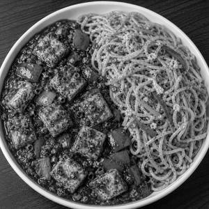 GARLIC NOODLES WITH SCHEZWAN PANEER GRAVY