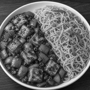 VEG HAKKA NOODLES WITH CHILLY PANEER
