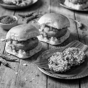 Mumbai Vadapav(2pcs) +sabudana Vada(1 Plate)