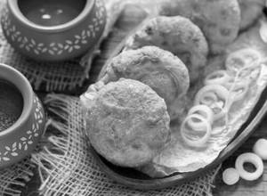 Onion Kachori with Chatni