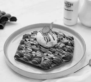 Strawberry-tella Bubble Waffle