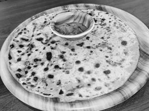 Paneer Parantha With Pickle