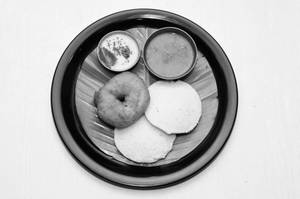 2 Idli + 1 Vada