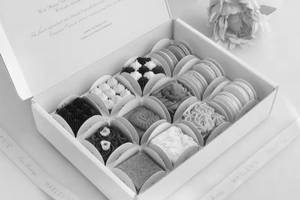 Pack Of 9 Medoviks And 6 Macarons