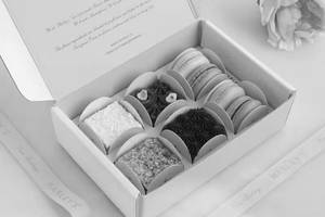 Pack Of 4 Medoviks And 4 Macarons
