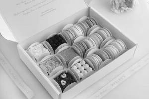 Pack Of 6 Medoviks And 12 Macarons