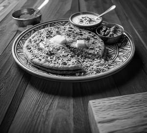 Gobhi Paratha With Curd