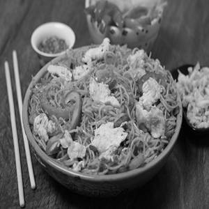 Chilli Garlic Hakka Noodles - Chicken