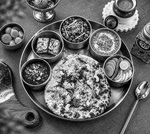 Amritsari Kulcha Thali (with Free Gulab Jamun)