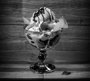 Fresh fruit salad with ice cream