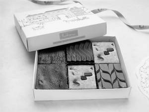 Assorted    Eggless  Brownies Box - (6 Pcs)