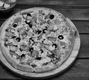Veggie corn pizza