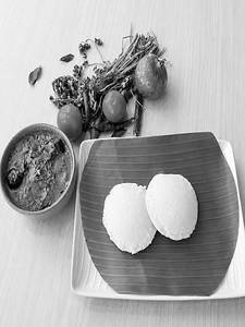 IDLY 2 PCS WITH MEEN KOZHAMBHU