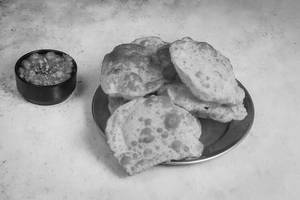 Puri [6 Pieces] With Chole         