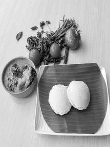 IDLY 2 PCS  CHICKEN KOZHAMBHU
