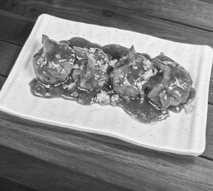 Gravy Chilli Momos (6 Pc )