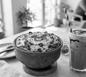 Kulhad pizza with cold coffee