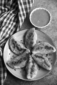 Pan fried veg momos [8 pieces]