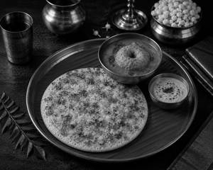 Uttapam With Vada Curry