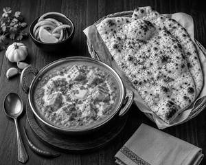 Paneer Butter Masala With Garlic Naan ( 2 Pcs )