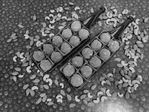 Gond Laddu