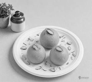 Deshi Ghee ke Dryfruits Besan ke Laddu
