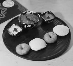 Idli [2 Pieces] with Vada [2 Pieces) and Sambhar