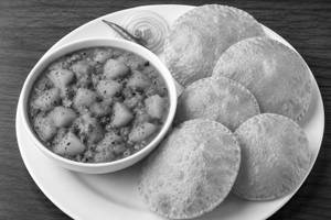 Aaloo Tamatar Sabzi With 5 Poori