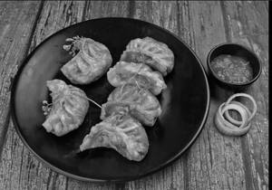 Pan Fried Paneer Tikka Momos [6 Pcs]